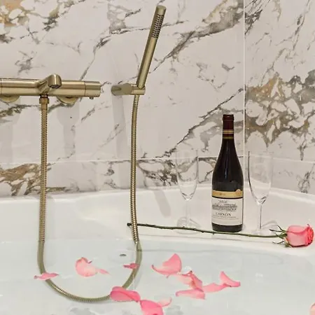 Lavie Maison Hot Tub And Ac Near Arc De Triomphe Paris Exterior photo