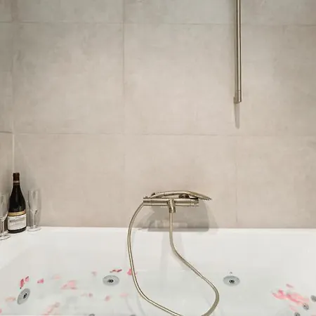 Lavie Maison Hot Tub And Ac Near Arc De Triomphe Paris Exterior photo
